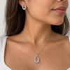 Conjunto Oval em prata sendo usado, colar e brinco